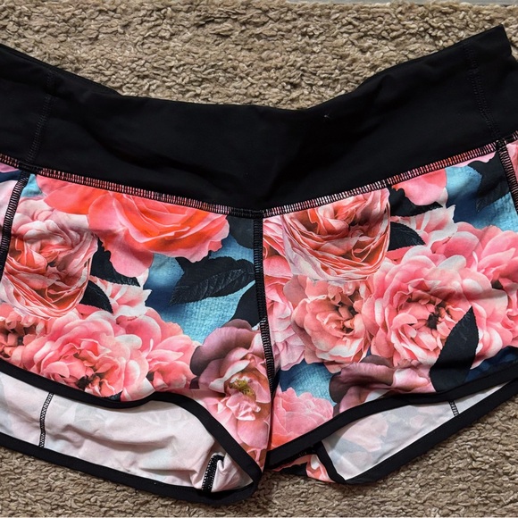 Lululemon Woman6 Speed Short 4- way Stretch Secret Garden" floral print Like New - Picture 5 of 10